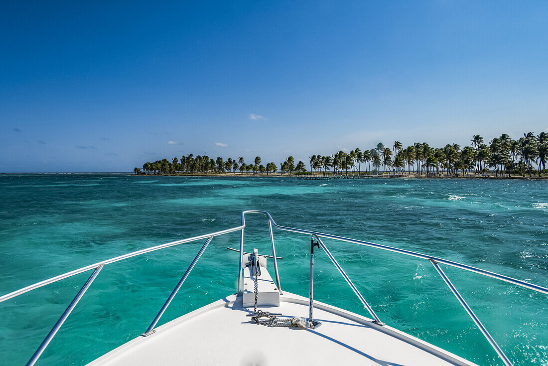 Türkisblaues Meer und der Bug eines Bootes; Belize