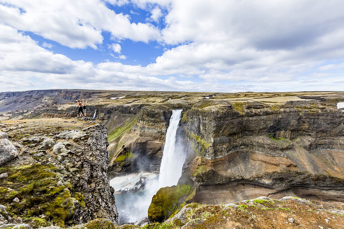 Ein wunderschöner Aussichtspunkt mit Blick auf das Haifoss-Wasserfalltal, ein beliebtes Wanderziel für Reisende in Island; Island