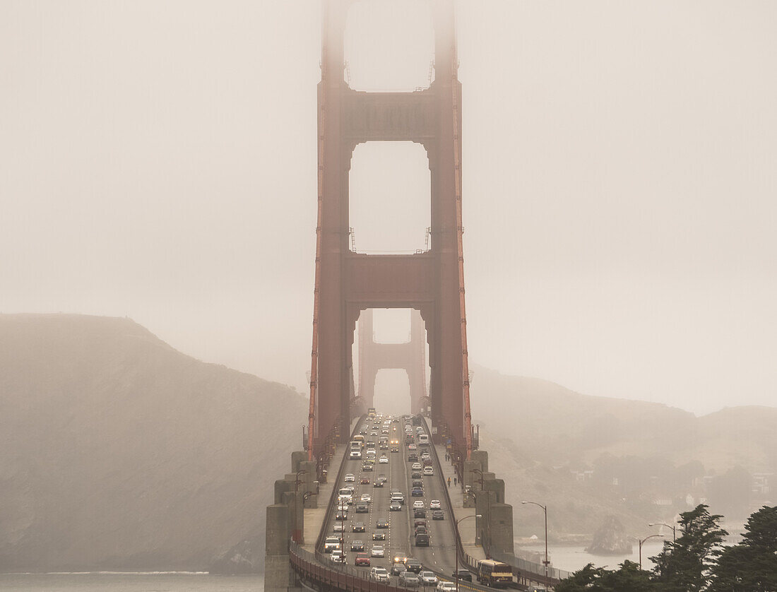 Golden Gate Bridge an einem nebligen Tag; San Francisco, Kalifornien, Vereinigte Staaten von Amerika.