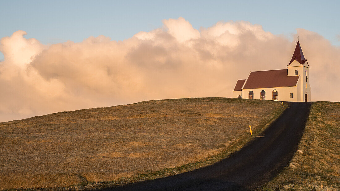 Die Kirche Ingjaldsholskirkja während der isländischen Sommernacht ohne Dunkelheit. Kleine Kirchen wie diese stehen überall in Island an abgelegenen, unberührten Orten; Hellissandur, Island