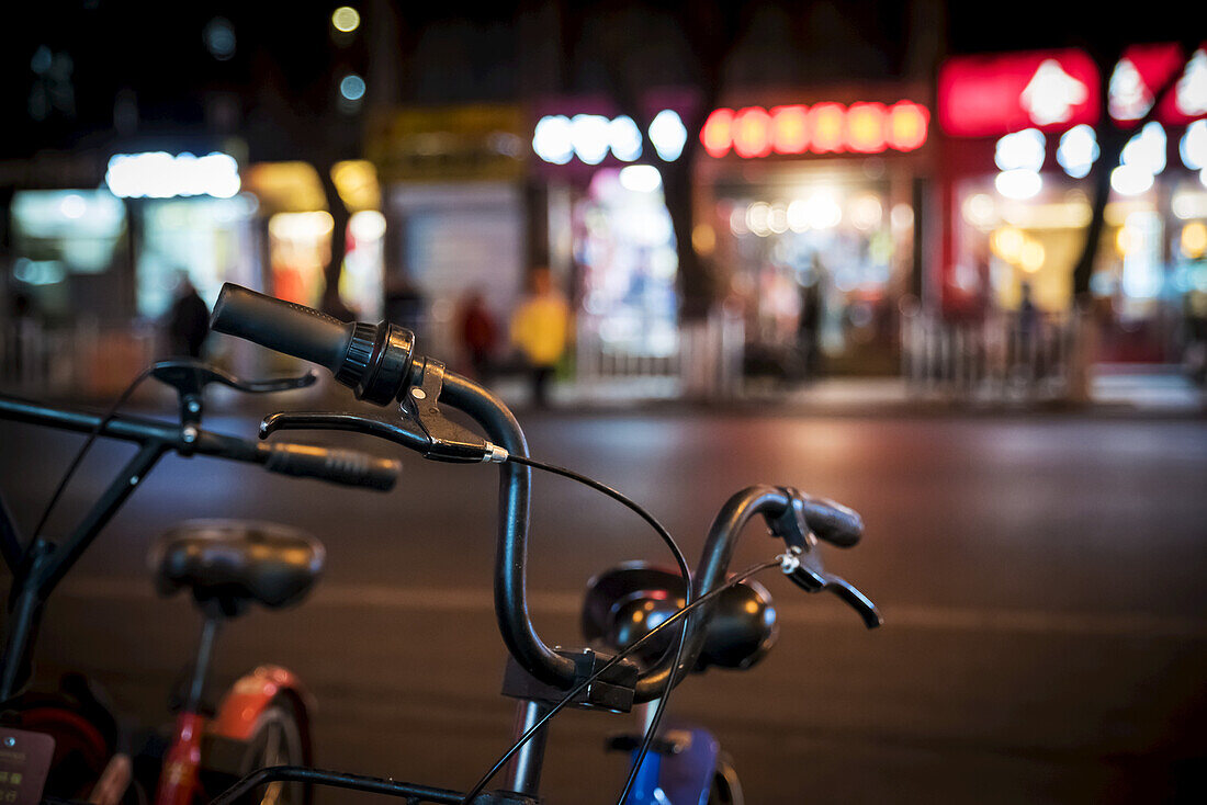 Fahrräder und Lichter der Stadt; Peking, China
