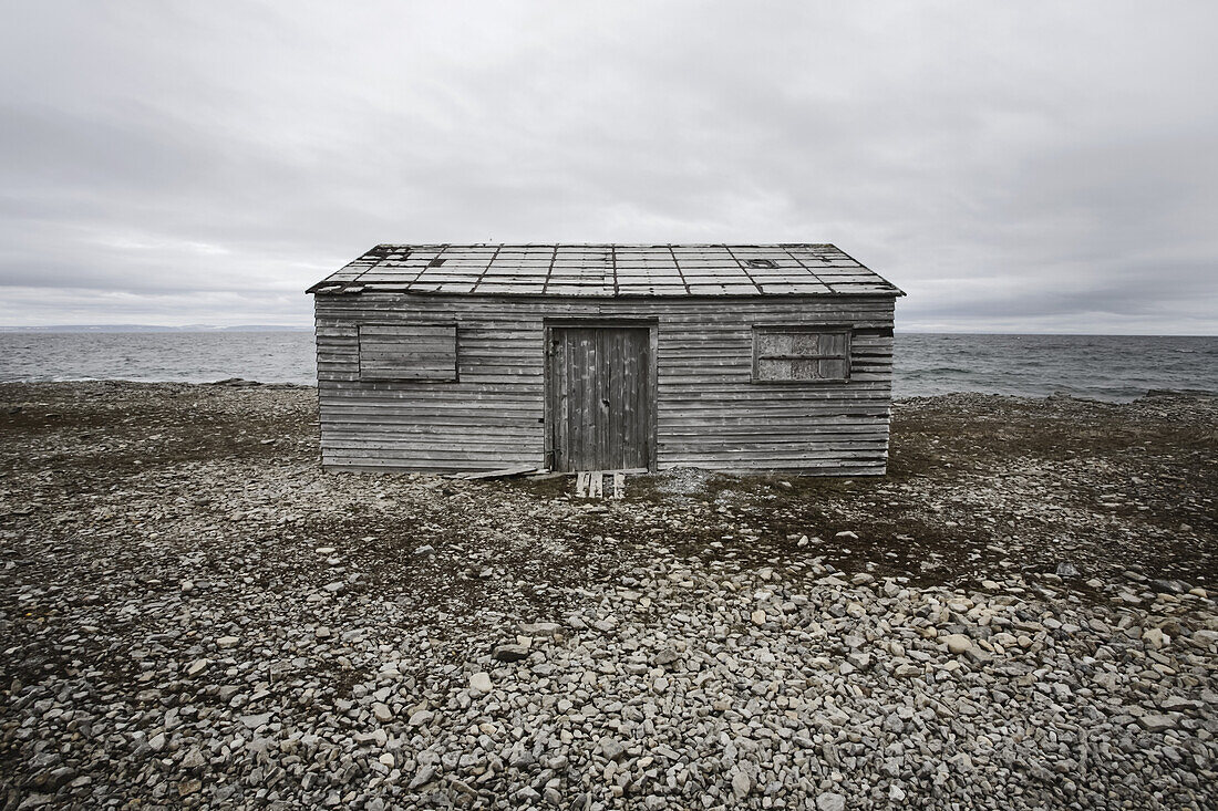Ein altes Fischerhaus an der Atlantikküste; Bear Cove, Neufundland und Labrador, Kanada.
