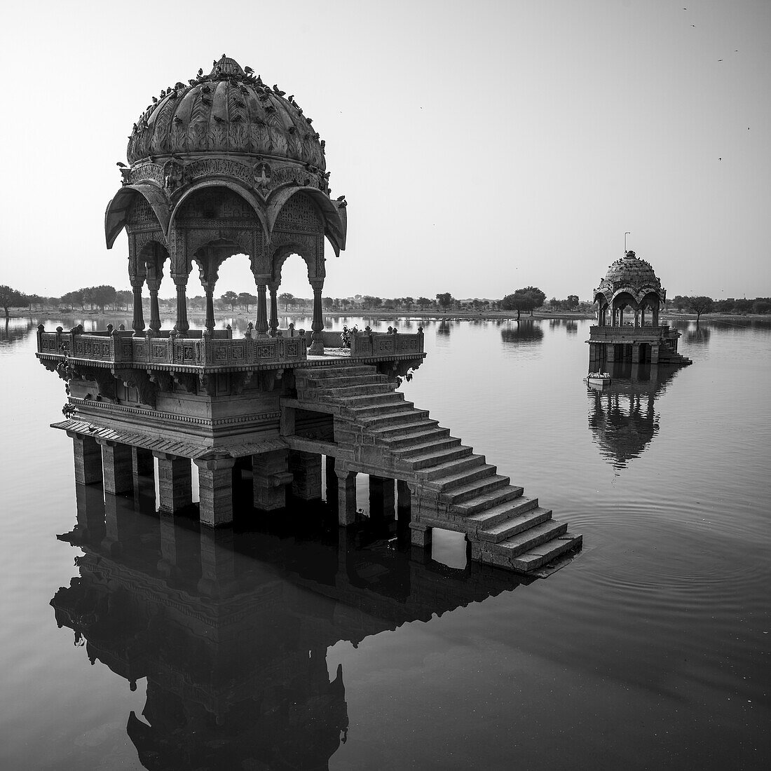 Der Gadsisar-See, benannt nach Gadsi Singh, ist ein künstlicher Stausee, der bis 1965 die einzige Quelle für die Wasserversorgung der Stadt war; Jaisalmer, Rajasthan, Indien