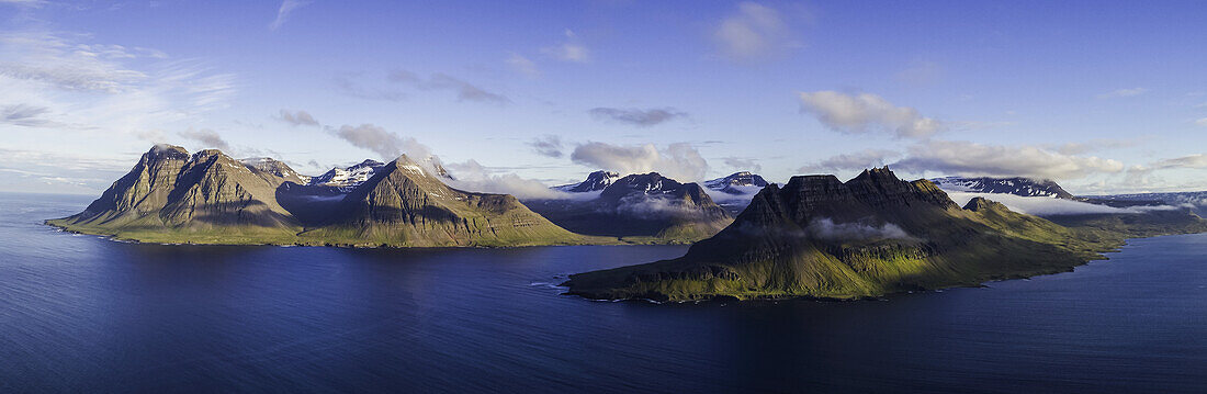 Panoramablick auf die Strandir-Küste; Djupavik, Westfjorde, Island