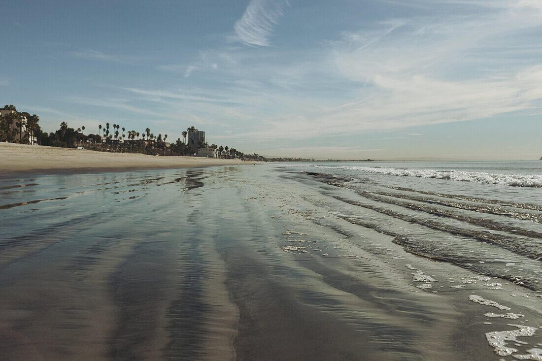 Brandung spült über den gewellten Sand entlang eines Strandes; Long Beach, Kalifornien, Vereinigte Staaten von Amerika