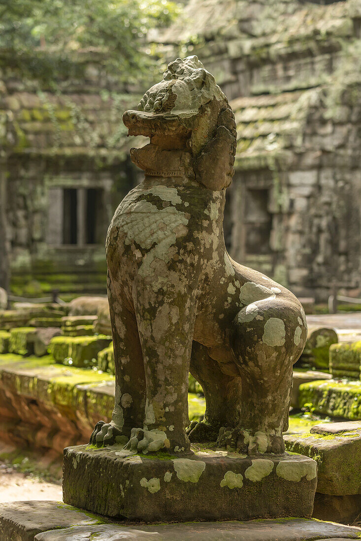 Steinlöwe bewacht die Stufen zu Ta Prohm, Angkor Wat; Siem Reap, Provinz Siem Reap, Kambodscha.