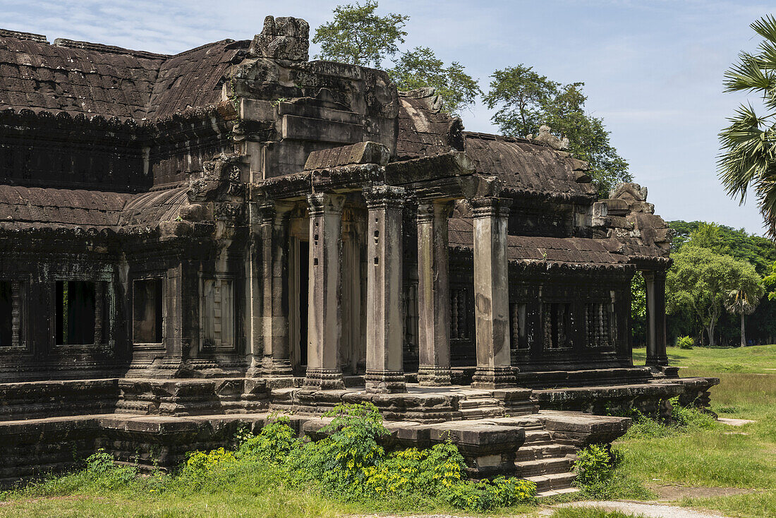 Ruinen eines Steintempels mit Säulen, Angkor Wat; Siem Reap, Provinz Siem Reap, Kambodscha.