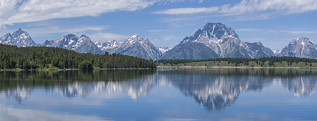 Teton Range spiegelt sich im ruhigen Wasser, Grand Teton National Park; Wyoming, Vereinigte Staaten von Amerika