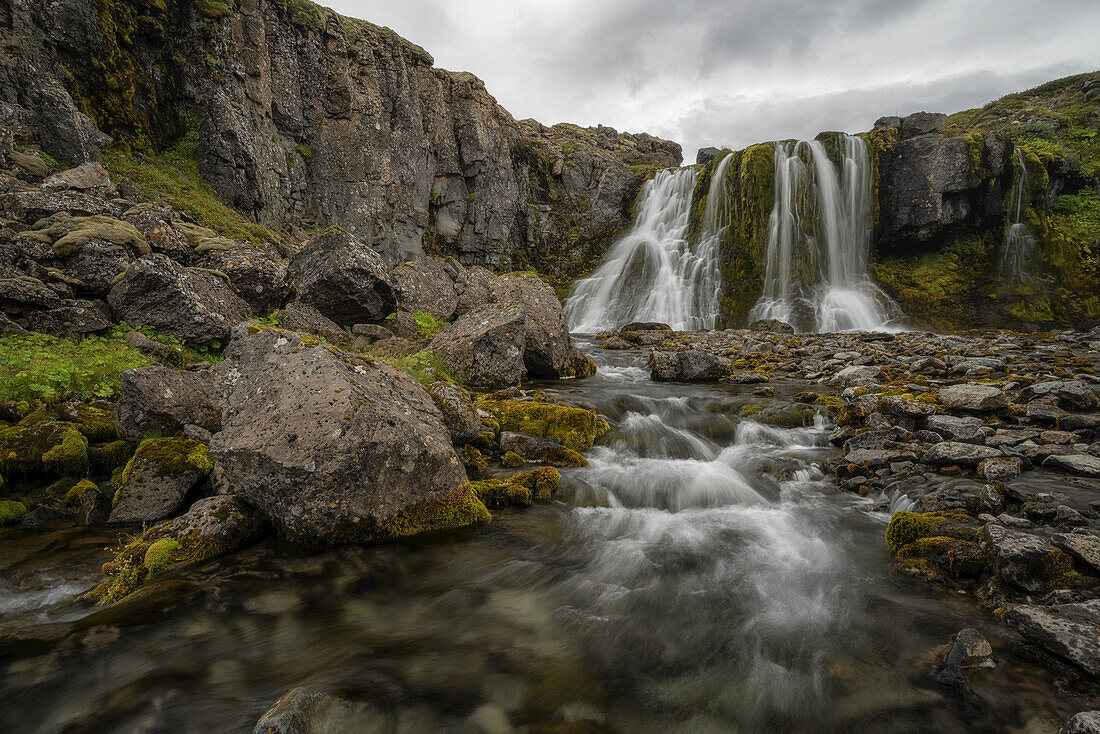 Wasserfall entlang der Straße in den Westfjorden; Westfjorde, Island