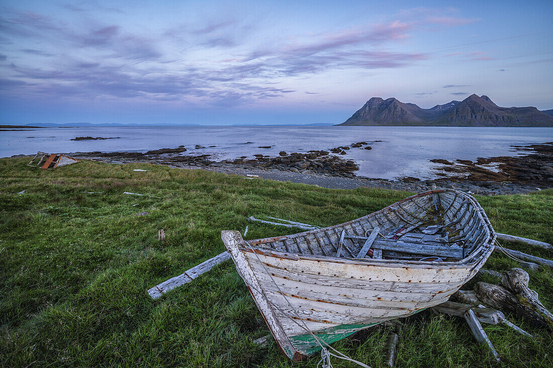 Altes verlassenes Boot entlang der Strandir-Küste; Djupavik, Westfjorde, Island
