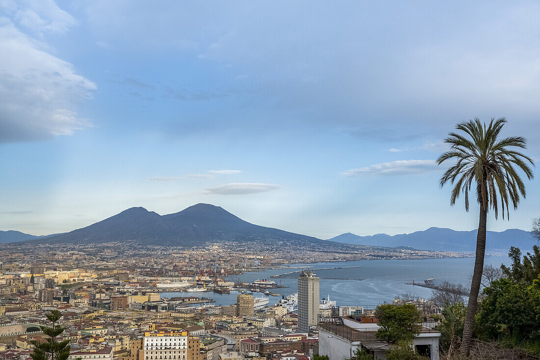 Blick auf Neapel und den Vesuv vom Castel Sant'Elmo aus; Neapel, Italien.