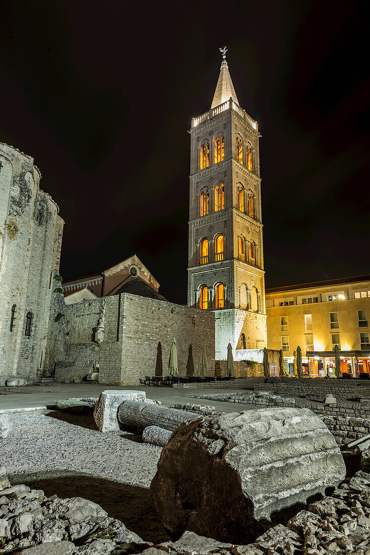 Römische Ruinen und der Turm der Kathedrale der Heiligen Anastasia bei Nacht; Zadar, Kroatien