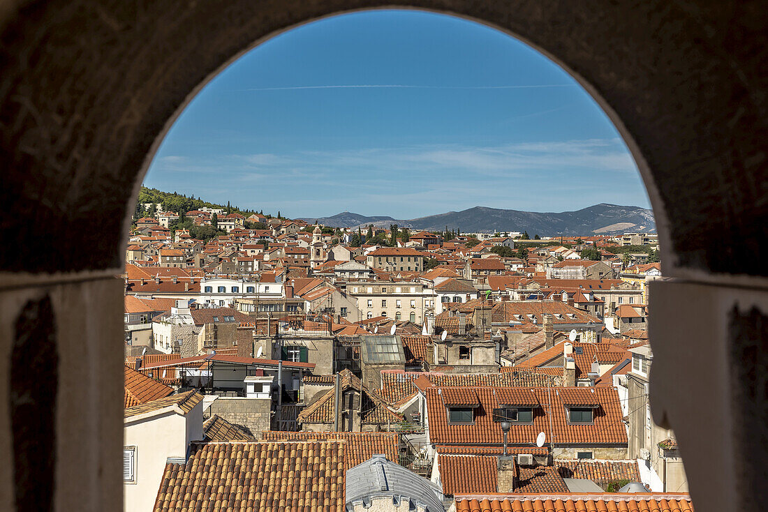 Blick von der Spitze des Glockenturms St. Domnius auf dem Peristyl des Diokletianpalastes; Split, Kroatien.