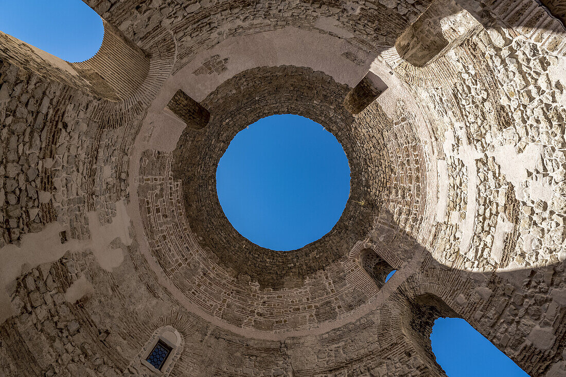 Der Oculus, ein Loch im Dach der kaiserlichen Audienzhalle des Diokletianpalastes; Split, Kroatien.