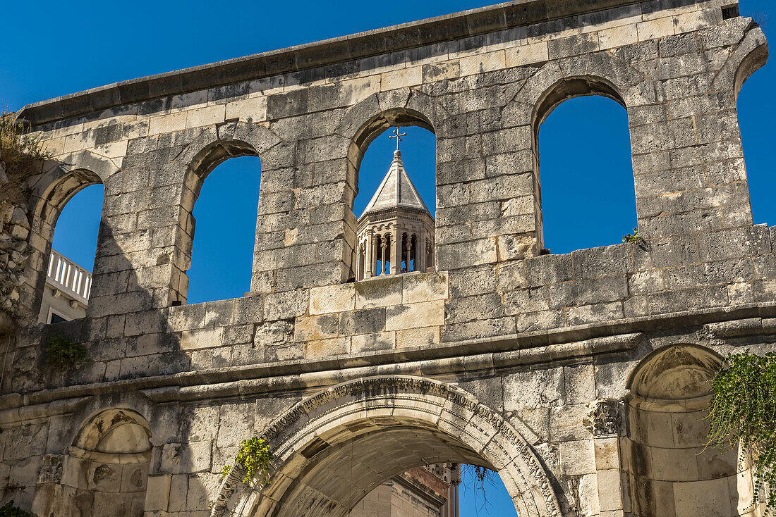 Glockenturm St. Domnius auf dem Peristyl des Diokletianpalastes; Split, Kroatien.