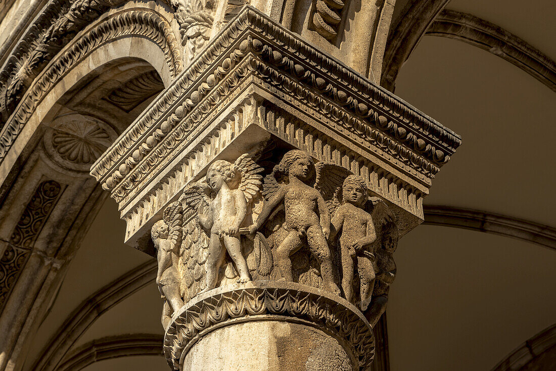 Detail der Säulen in der Fassade des Rektorenpalastes; Dubrovnik, Gespanschaft Dubrovnik-Neretva, Kroatien.
