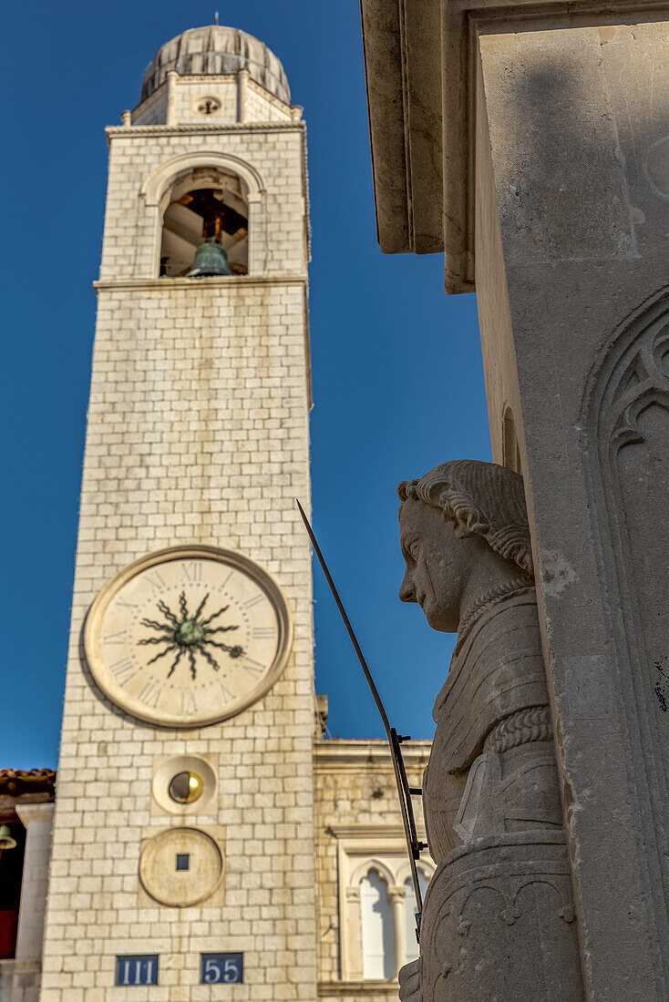 Die Zelenci oder die Grünen Maro und Baro auf der Spitze des Glockenturms der Stadt; Dubrovnik, Gespanschaft Dubrovnik-Neretva, Kroatien.