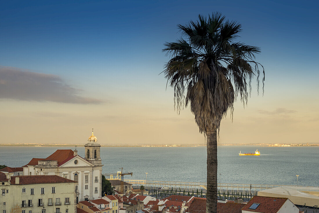 Blick auf die Kirche St. Stephan und die Stadt Alfama, Portugal; Alfama, Lisboa, Portugal.