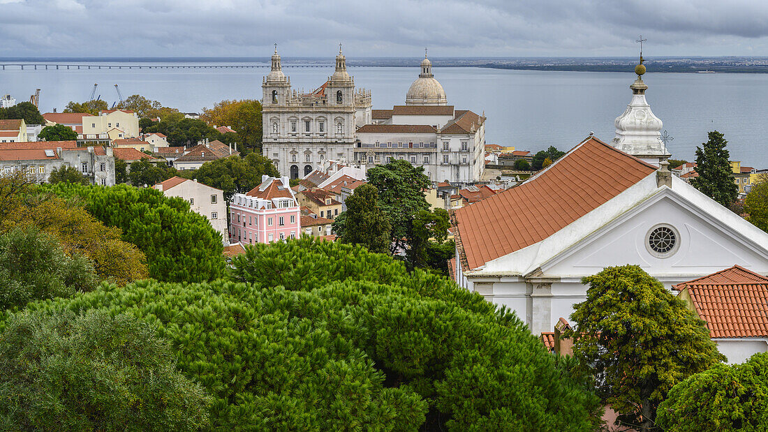 Blick auf die Stadt Lissabon von den jahrtausendealten Mauern der St. Georgs-Burg; Lissabon, Region Lisboa, Portugal