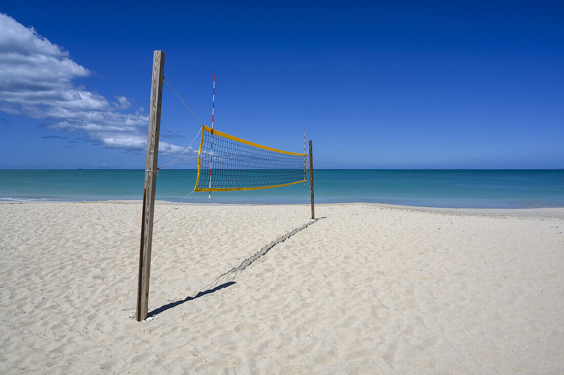 Beachvolleyballnetz am Strand von Fort St. James, in der Nähe von St. John's; Antigua.