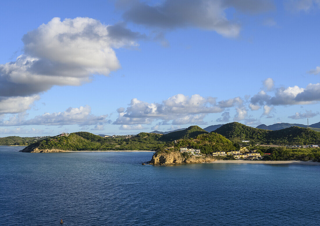 Buchten entlang der Küstenlinie der Insel Antigua; Antigua und Barbuda