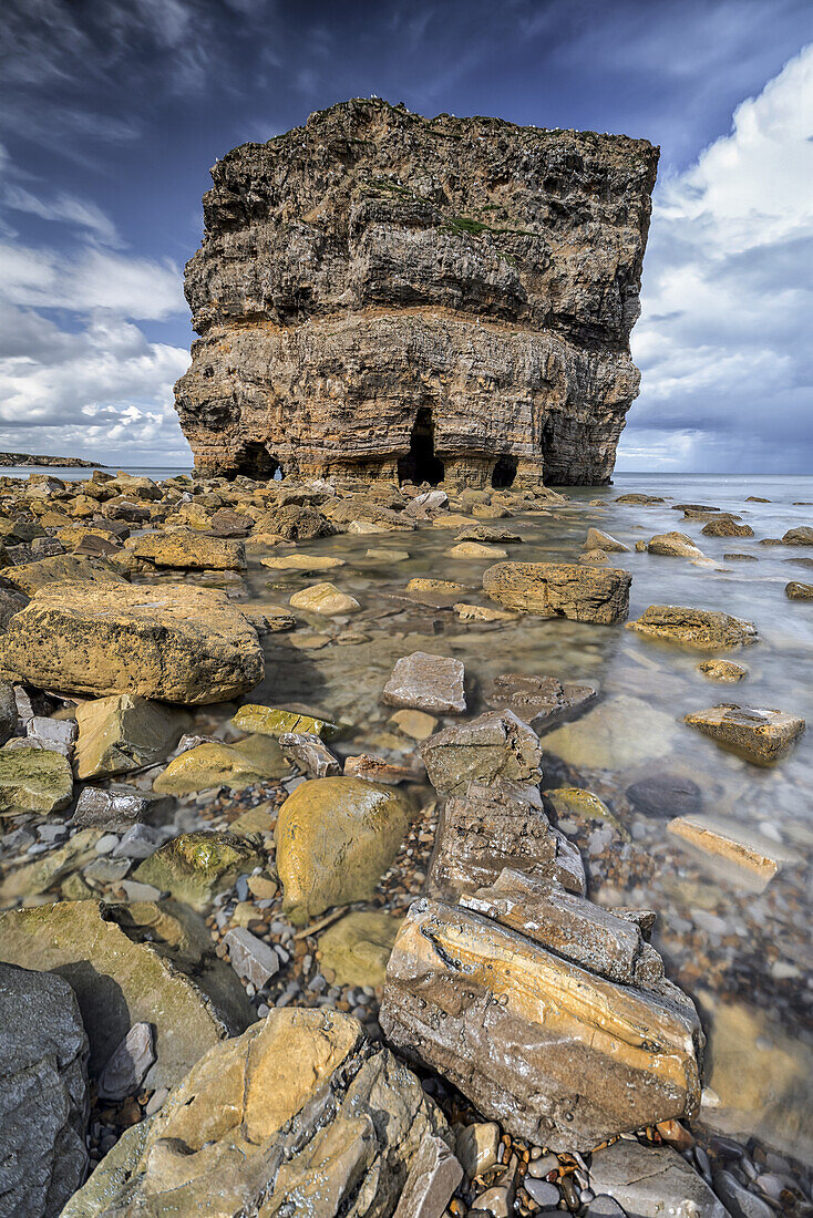 Marsden Rock, ein 100 Fuß (30 Meter) hoher Seeschornstein vor der Nordostküste Englands, gelegen in Marsden, South Shields; South Shields, Tyne and Wear, England.