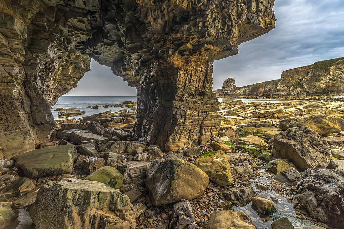 Im Inneren von Marsden Rock, einem 30 Meter hohen Seeschornstein vor der Nordostküste Englands, gelegen in Marsden, South Shields; South Shields, Tyne and Wear, England.