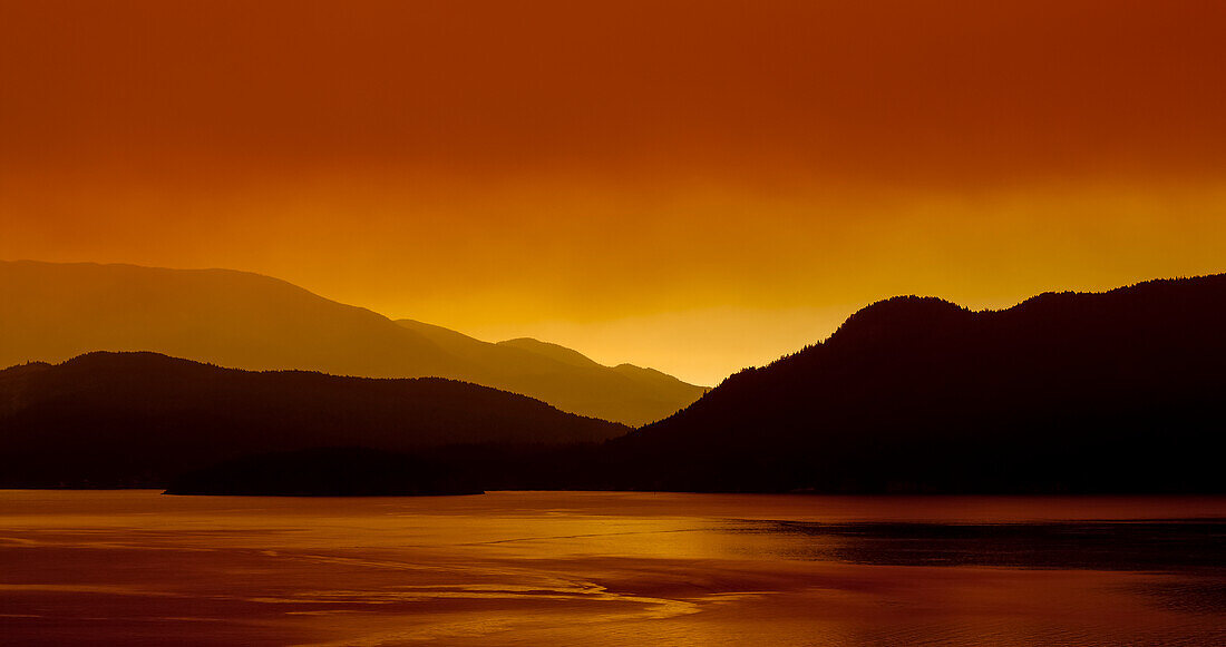 Gibsons Landing und der von Waldbrandrauch rot glühende Himmel bei Sonnenaufgang, Sunshine Coast; British Columbia, Kanada