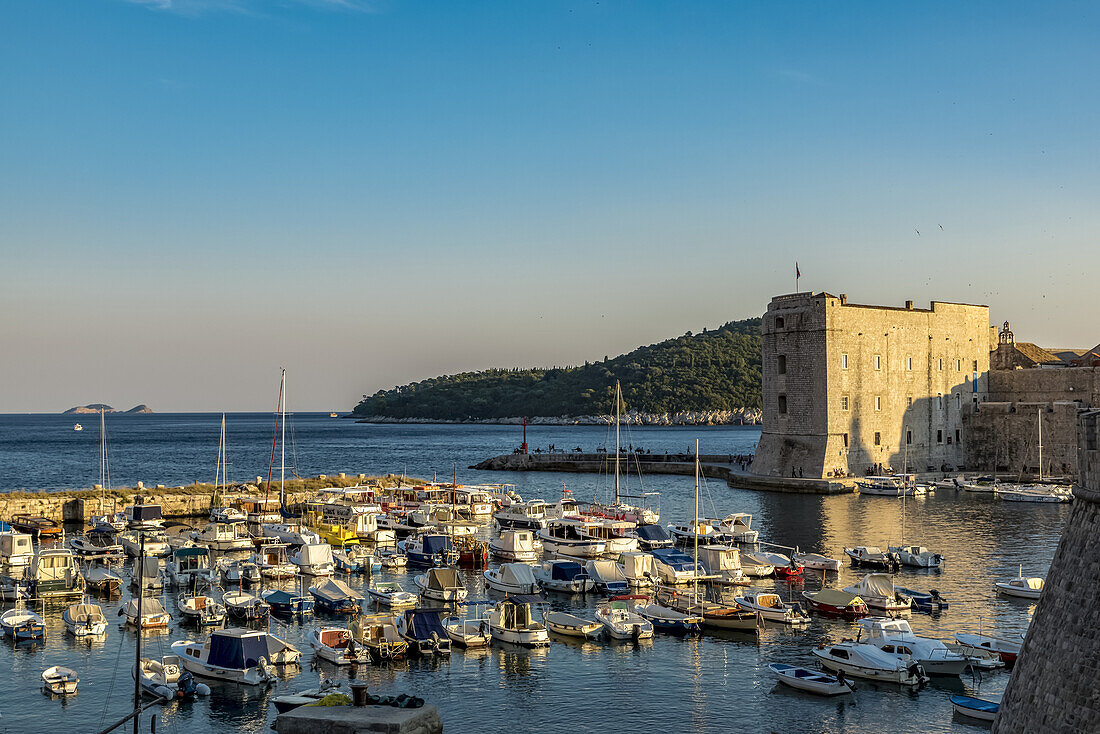 Blick auf die Festung des Heiligen Johannes und die Altstadt von Dubrovnik; Gespanschaft Dubrovnik-Neretva, Kroatien.