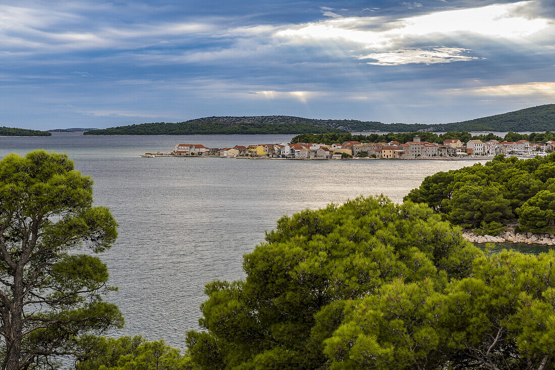 Insel Krapanj, eine der kleinsten bewohnten Inseln in der Adria; Gespanschaft Sibenik, Kroatien.