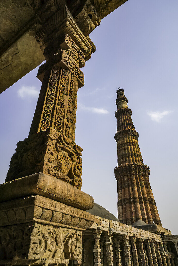 Die historische Sehenswürdigkeit namens Qutub Minar; Delhi, Indien