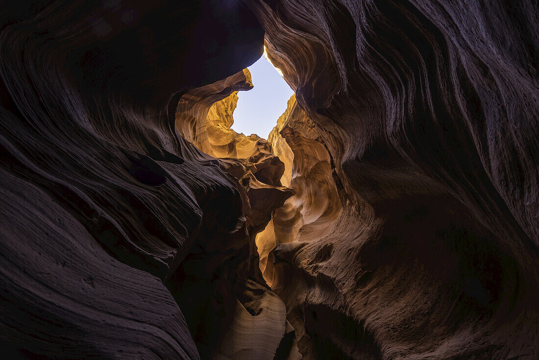 Slot Canyon bekannt als Canyon X, in der Nähe von Page; Arizona, Vereinigte Staaten von Amerika