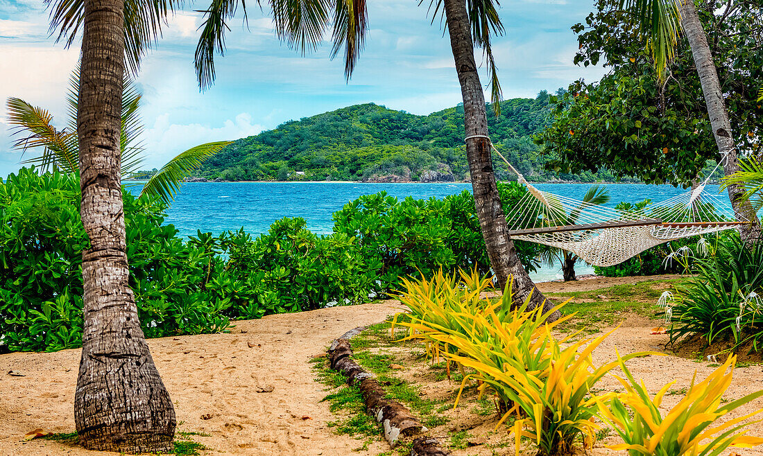 Hängematte am Strand mit Blick auf die Küstenlinie der Insel Malolo; Malolo Island, Fidschi
