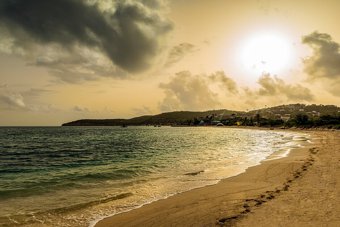 Sonnenaufgang in der Dickenson Bay, St. John's, Antigua und Barbuda