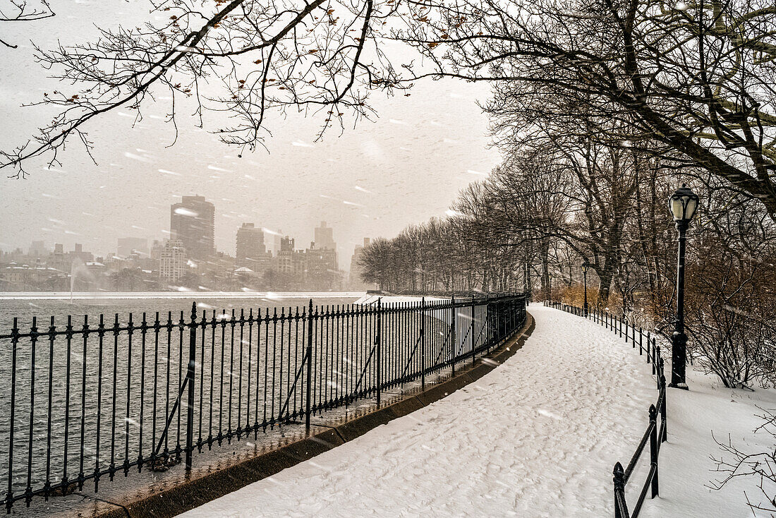 Schneefall am Jacqueline Kennedy Onassis Reservoir, Central Park; Manhattan, New York, Vereinigte Staaten von Amerika