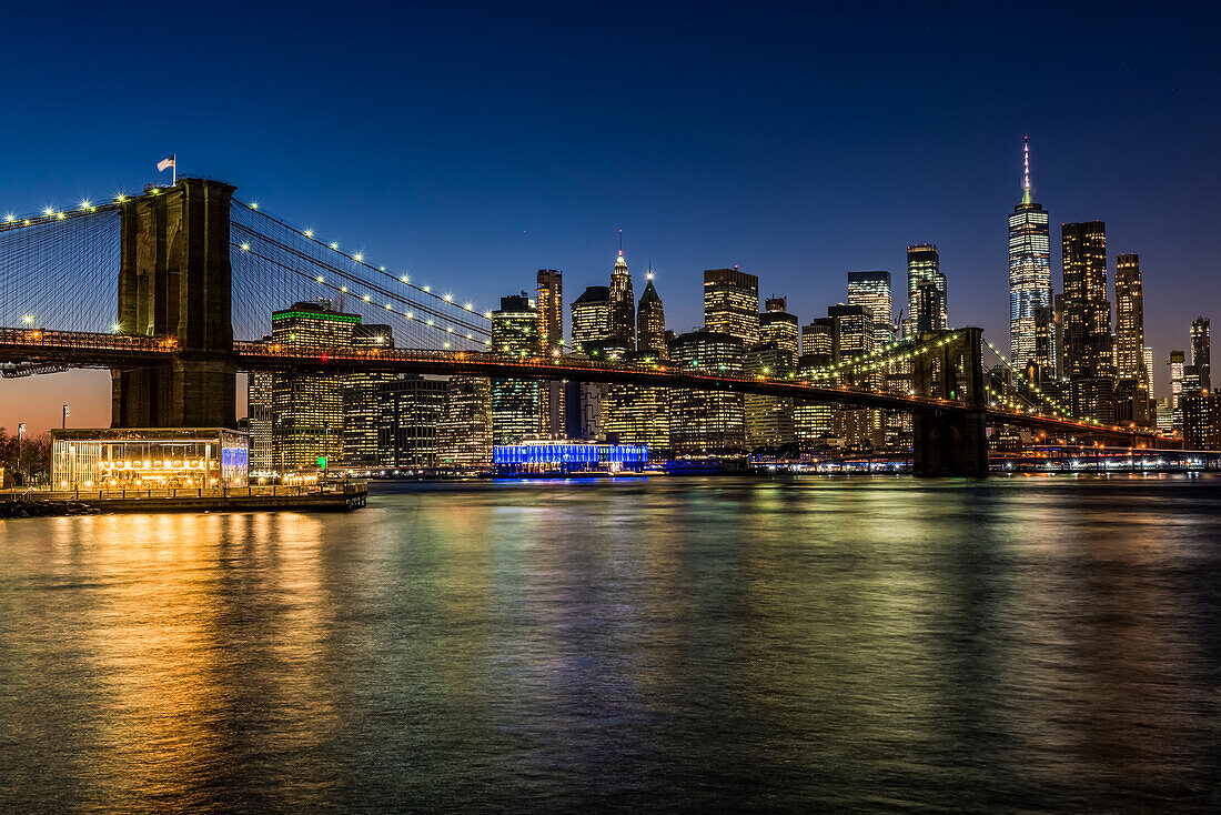 Manhattan Skyline und Brooklyn Bridge in der Dämmerung, Brooklyn Bridge Park; Brooklyn, New York, Vereinigte Staaten von Amerika