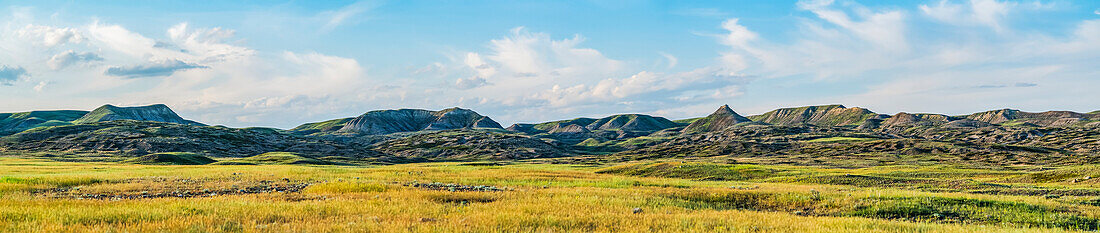 Panorama einer weiten Landschaft im Grasslands National Park; Val Marie, Saskatchewan, Kanada