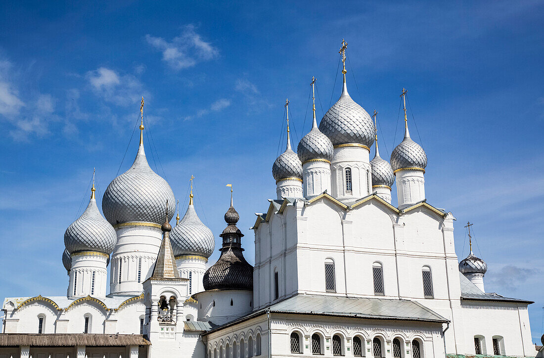 Torkirche der Auferstehung (1670) (Vordergrund), Kreml, Goldener Ring; Rostow Welikij, Gebiet Jaroslawl, Russland.