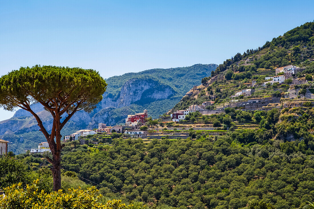 Häuser auf einem Hügel in der Landschaft oberhalb der Amalfiküste; Ravello, Salerno, Italien