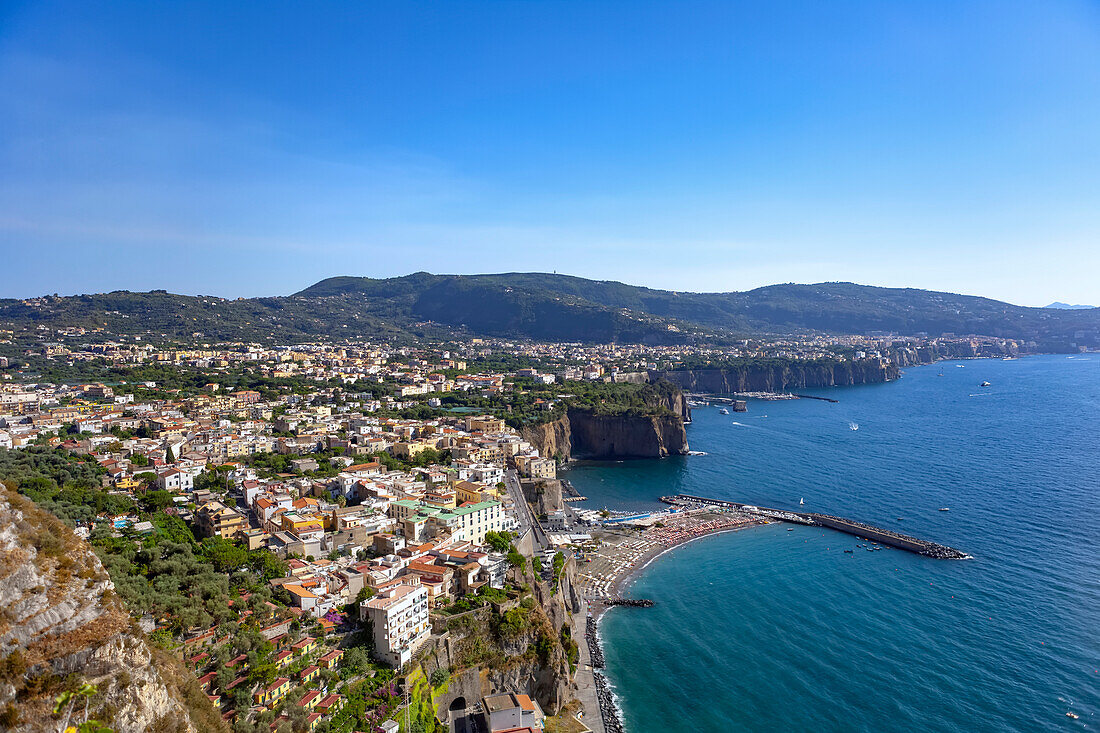 Die Stadt Sorrento entlang der Bucht von Neapel, Amalfiküste; Sorrento, Italien.
