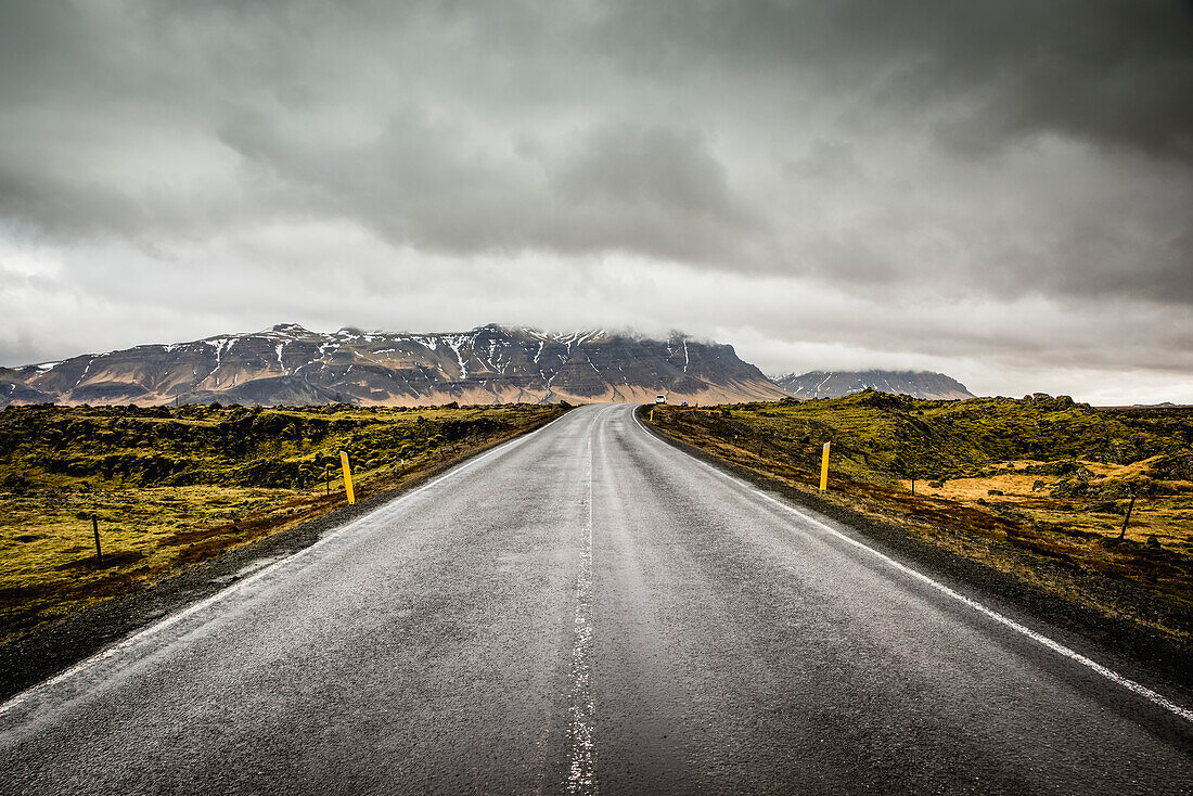 Abgelegene Straße, umgeben von Tundra; Island