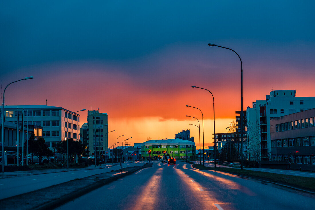 Straße von Reykjavik bei Sonnenuntergang; Island