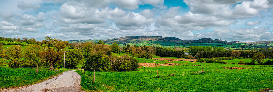 Straße und Hügel in der üppigen englischen Landschaft; Leek, Staffordshire, England