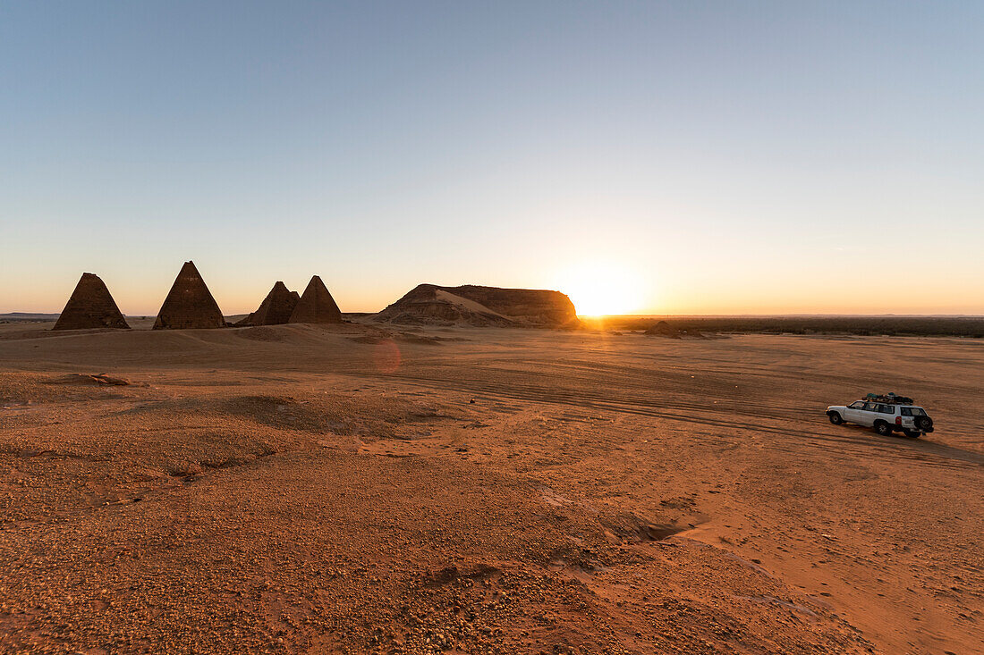 Feld der kuschitischen Königspyramiden und der Berg Jebel Barkal bei Sonnenaufgang; Karima, Nordstaat, Sudan.