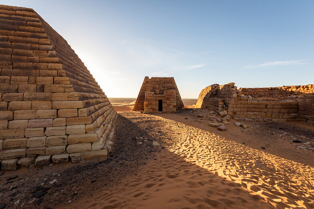 Pyramiden und rekonstruierte Kapelle auf dem Nordfriedhof von Begarawiyah, der 41 königliche Pyramiden der Monarchen enthält, die zwischen 250 v. Chr. und 320 n. Chr. das Königreich Kusch regierten; Meroe, Nordstaat, Sudan.