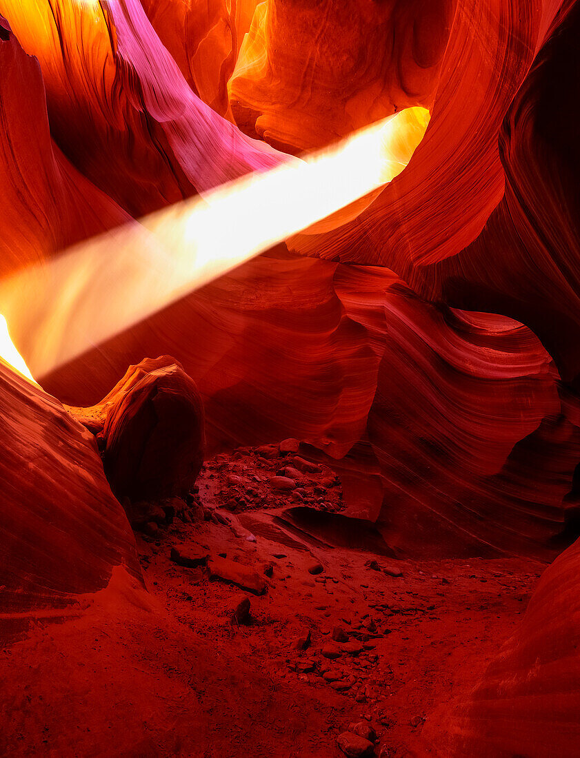Unterer Antelope Canyon mit einem Sonnenstrahl, der durch ein Loch scheint; Arizona, Vereinigte Staaten von Amerika
