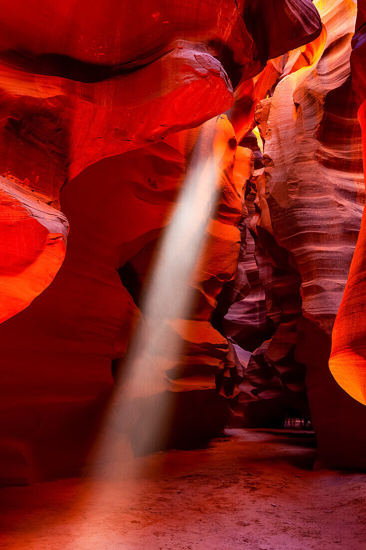 Oberer Antelope Canyon mit einem Sonnenstrahl, der durch ein Loch scheint; Arizona, Vereinigte Staaten von Amerika