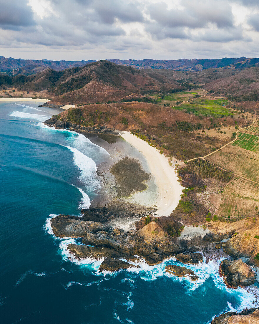 Drohnenansicht für Sonnenuntergang bei Pantai Semeti; Lombok Tengah, West Nusa Tenggara, Indonesien