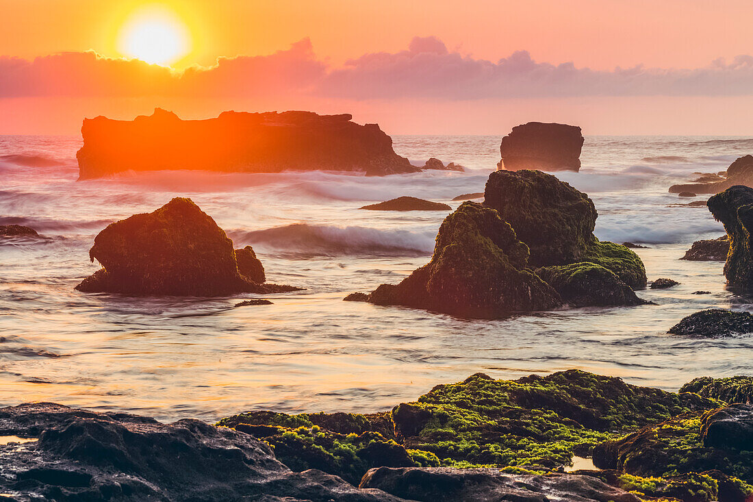 Sonnenuntergang am Pura Gede Luhur Batu Ngaus; Bali, Indonesien.