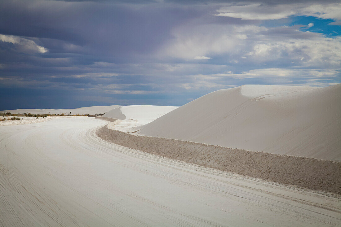 Fahrbahn in einem Gipsdünenfeld, Tularosa, Basin, White Sands National Monument; Alamogordo, New Mexico, Vereinigte Staaten von Amerika.